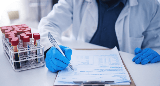 Dłoń wypełniająca dokumenty